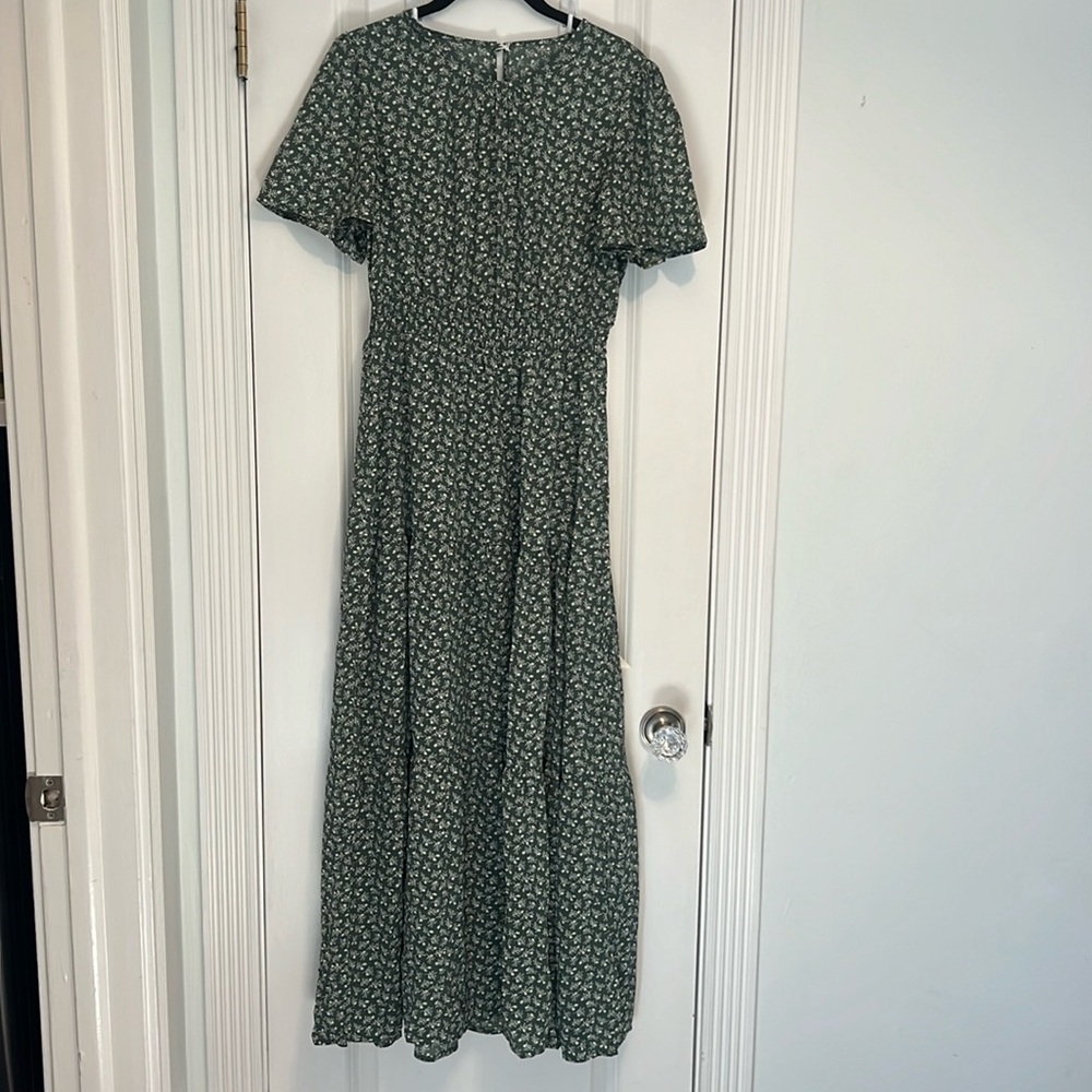 Women’s floral maxi dress. Size M